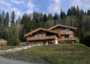 Architecte chalet de montagne luxe en bois à Megève avec grandes ouvertures