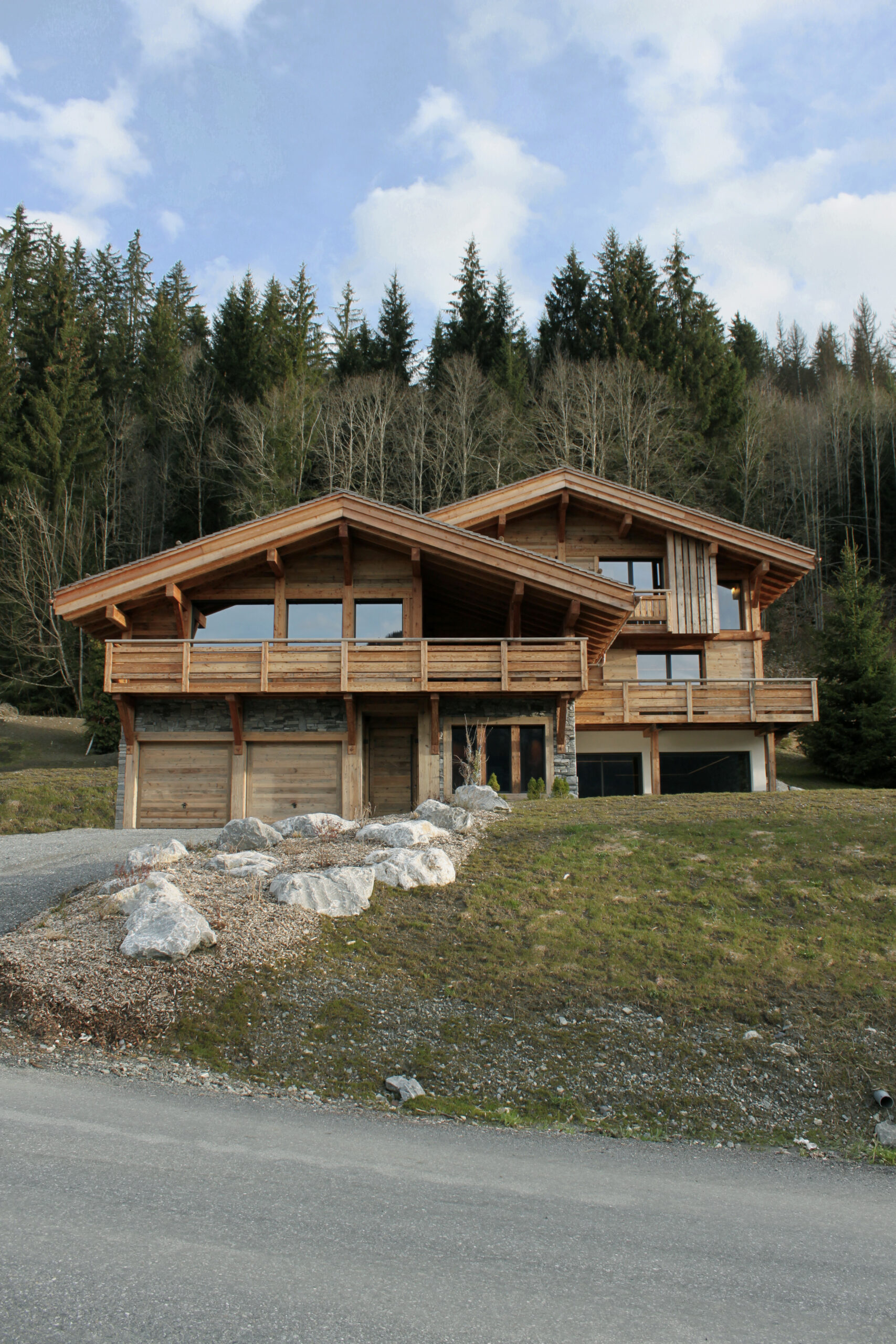 Architecte chalet de montagne moderne en bois à Megève avec grandes baies vitrées