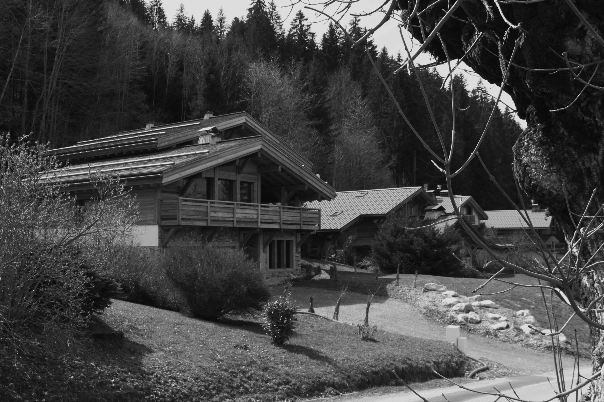 Architecture grand standing chalet en bois moderne à Megève avec grandes ouvertures