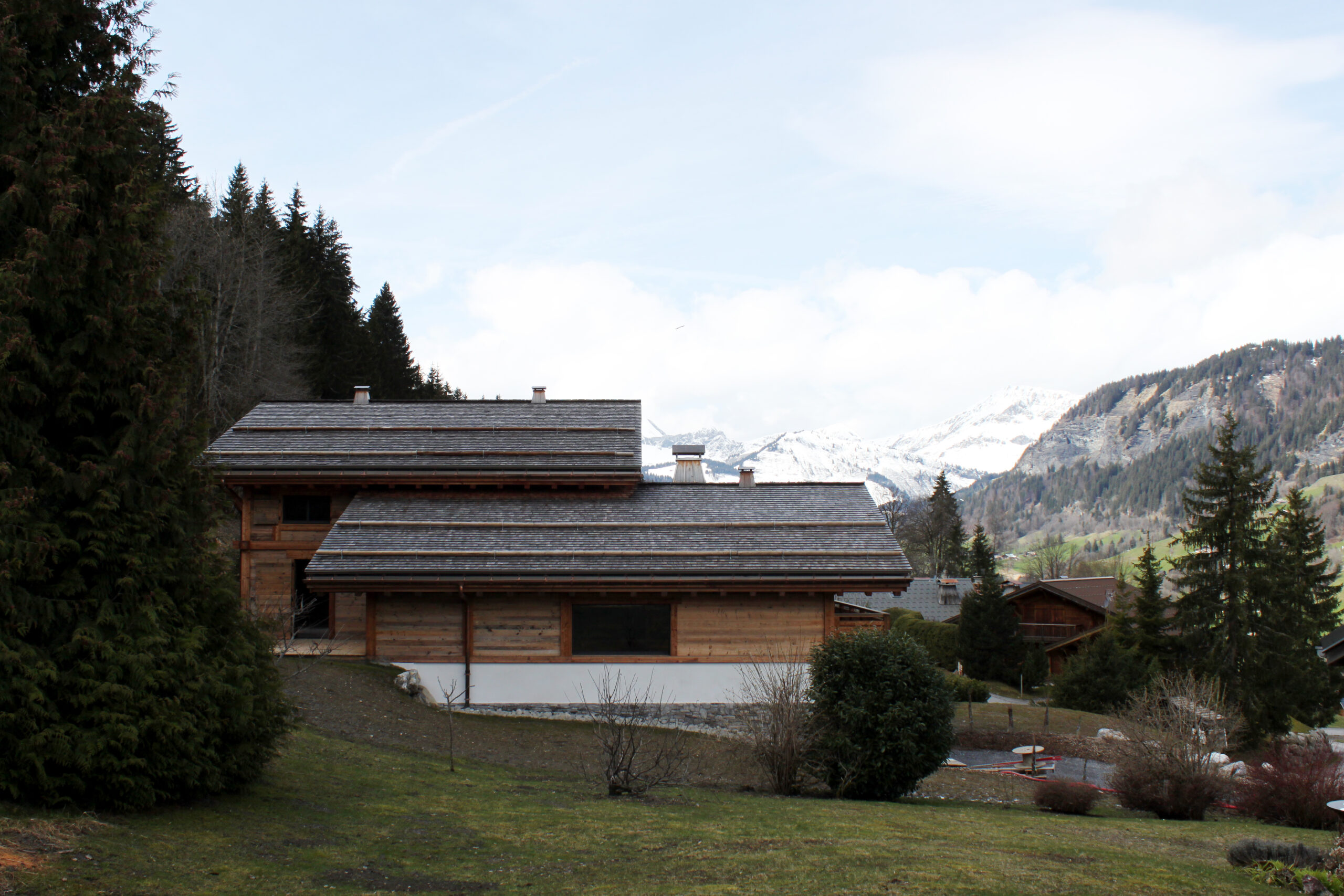 Architecture haut de gamme chalet en bois contemporain dans les Alpes