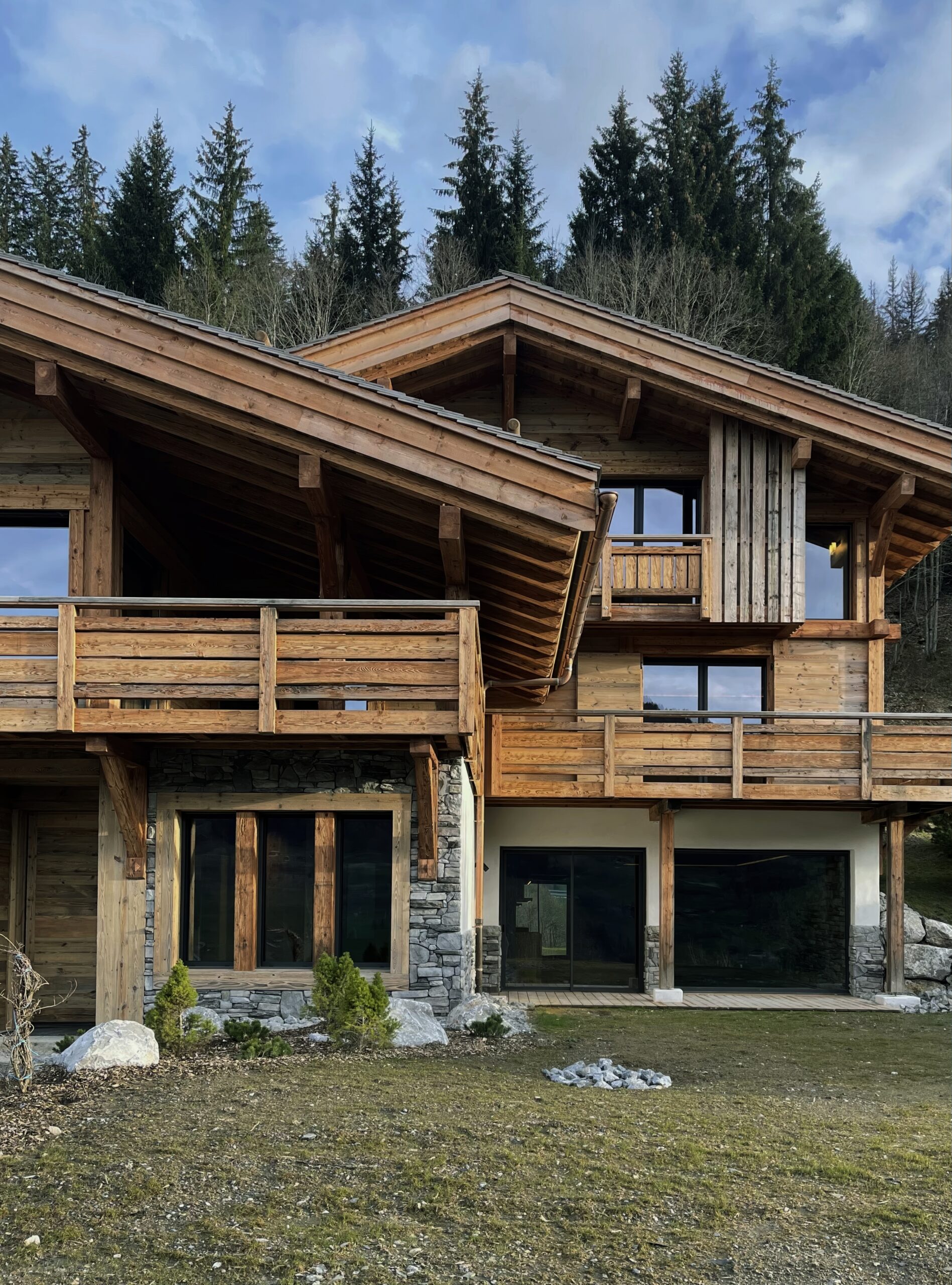 Architecte chalet haut de gamme contemporain en bois à Megève avec grandes baies vitrées