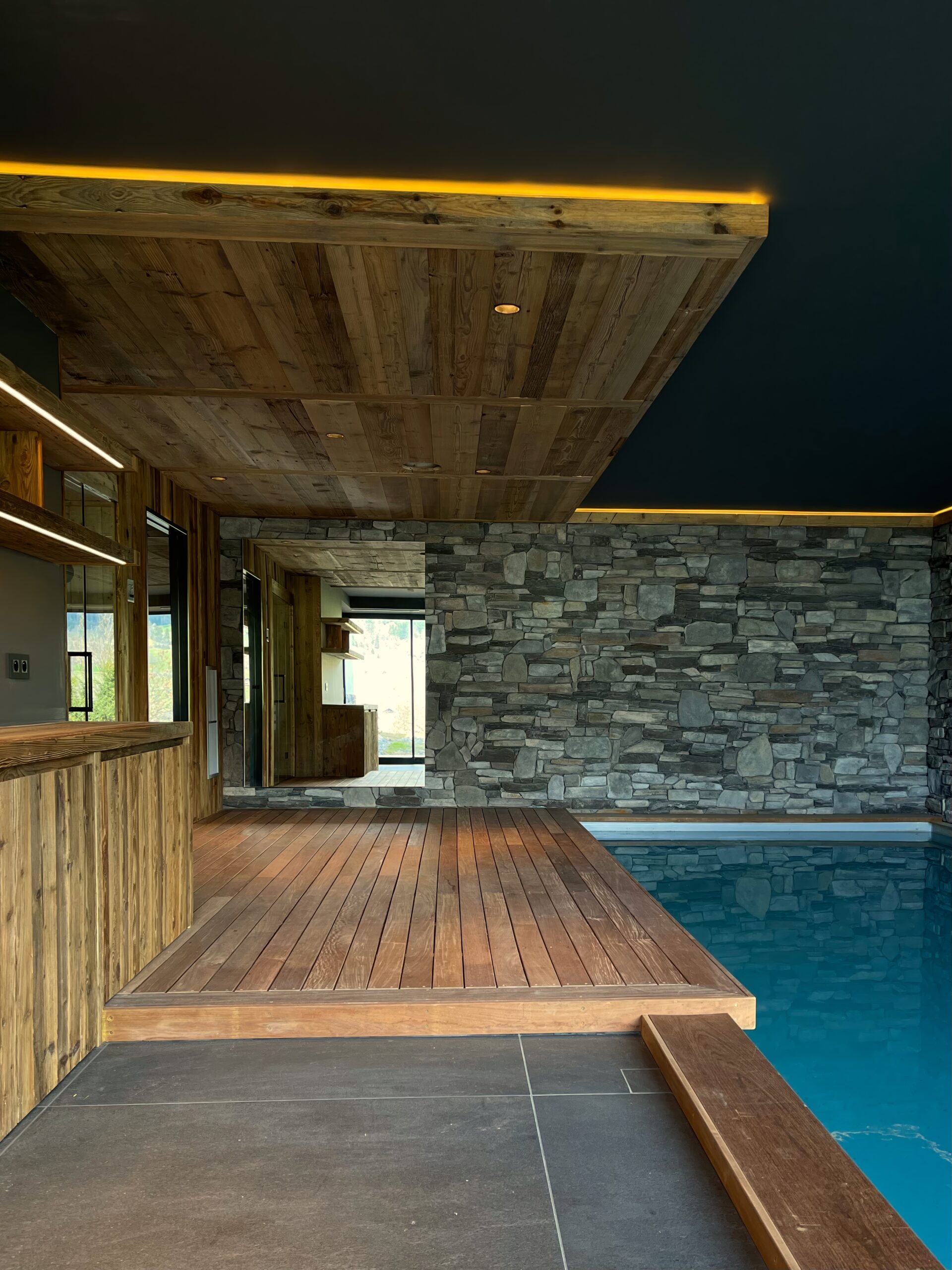 Architecture d'intérieur haut de gamme chalet avec piscine intérieure, sauna et murs en pierres