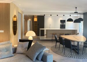 Architecte d'intérieur de luxe pour rénovation d'appartement moderne à Lyon avec mobilier prestigieux et cuisine sur mesure