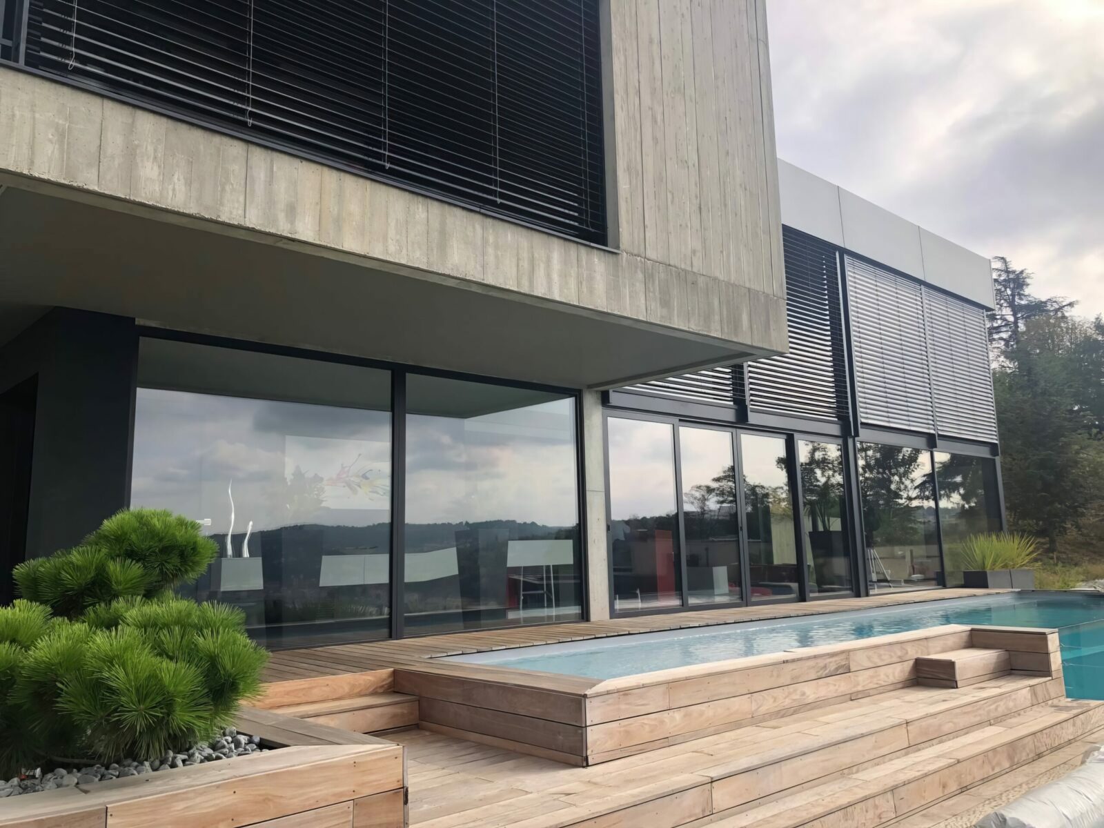 Maison contemporaine en béton à Vienne avec porte-à-faux et piscine à débordement