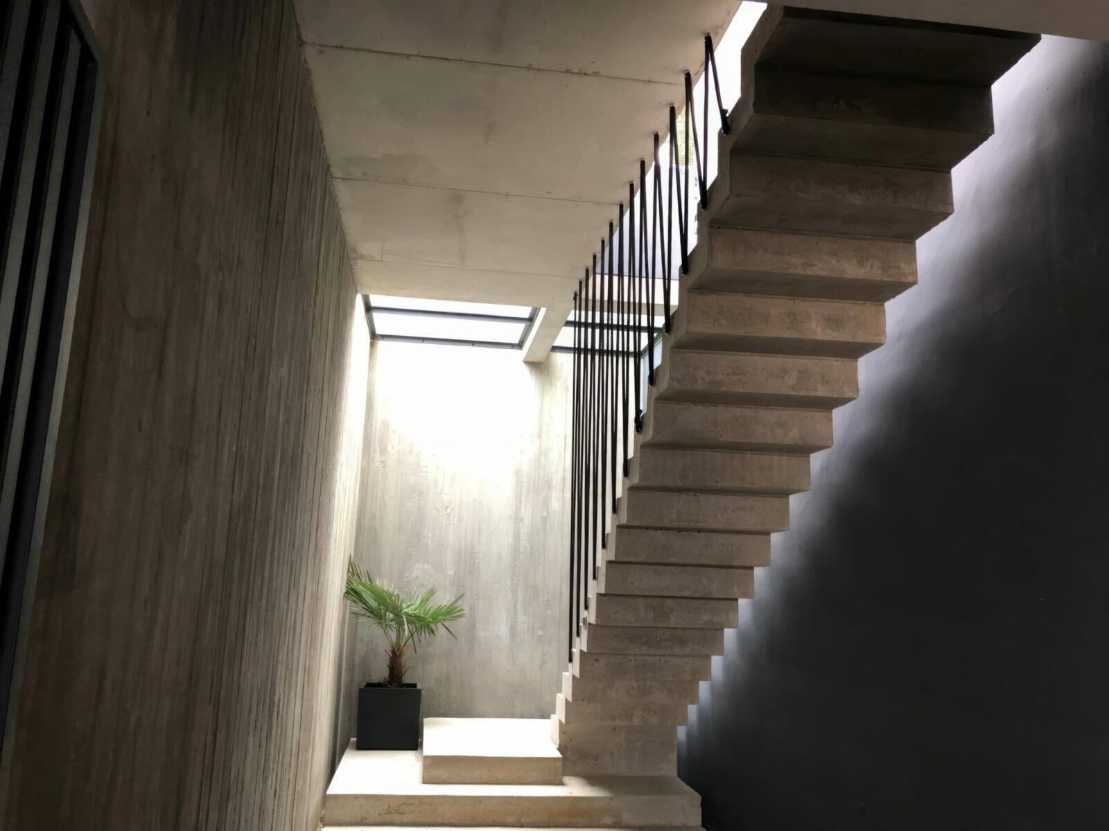 Architecte d'intérieur moderne à Vienne avec escalier en béton brut