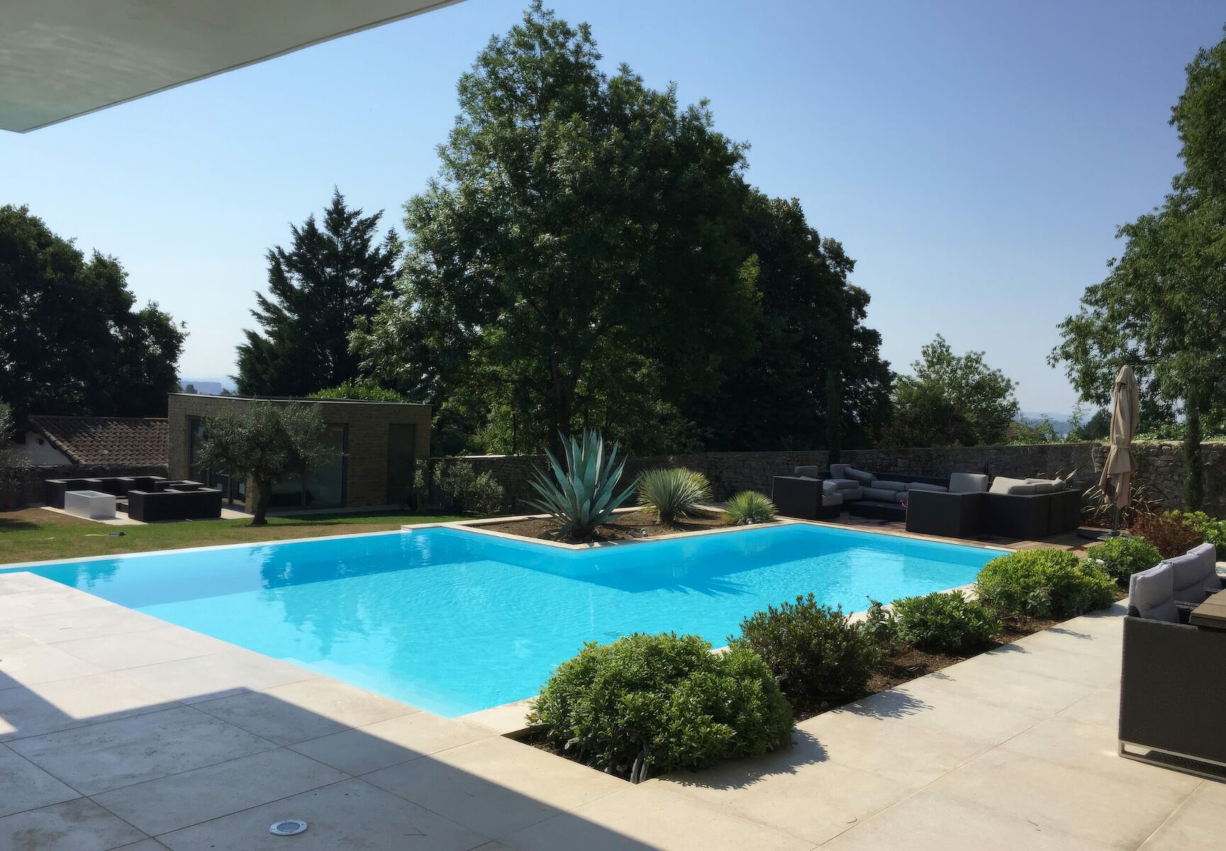 Architecte Villa d'exception avec piscine moderne à débordement Lyon avec vue