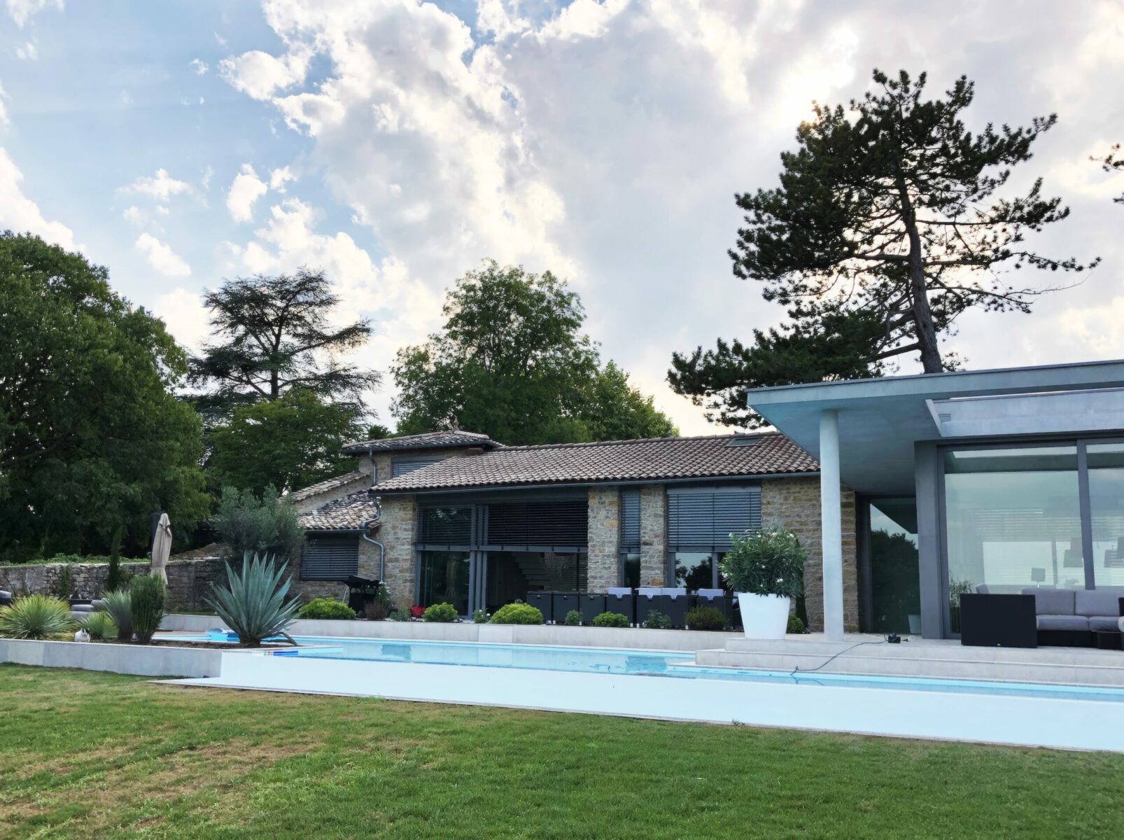 Villa contemporaine Saint-Cyr-au-mont-d'Or avec grandes baies vitrées aluminium et pergola bioclimatique à lames orientables