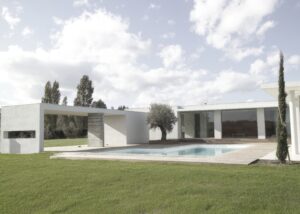 Villa d'architecte de plain-pied en U à Lyon à l'esthétisme intemporel et moderne, avec grandes baies-vitrées en aluminium et vue exceptionnelle sur le golf