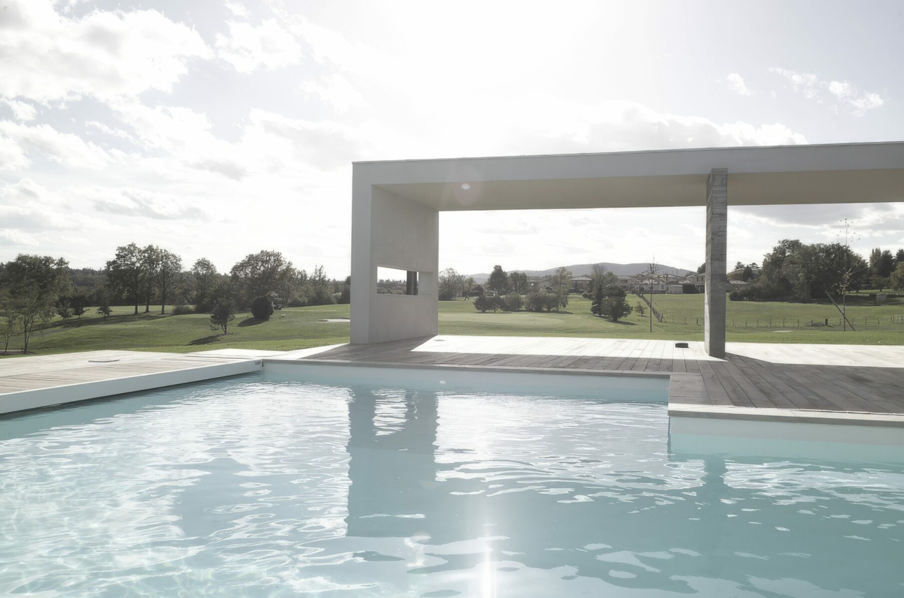 Architecte Villa d'exception avec vue sur le Golf de La Tour-de-Salvagny et piscine miroir