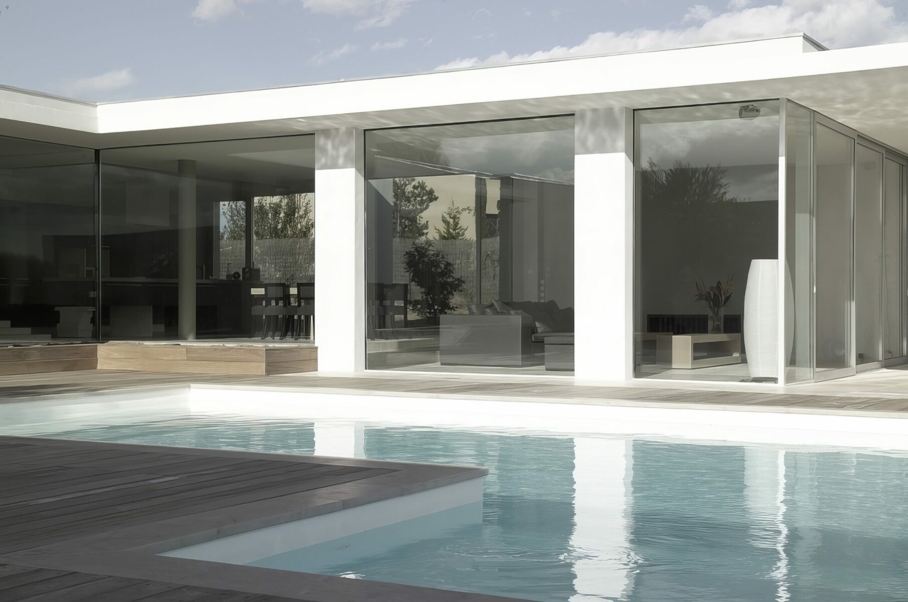 Villa contemporaine de grand standing à Lyon avec piscine miroir et grandes baies vitrées en aluminium anodisé